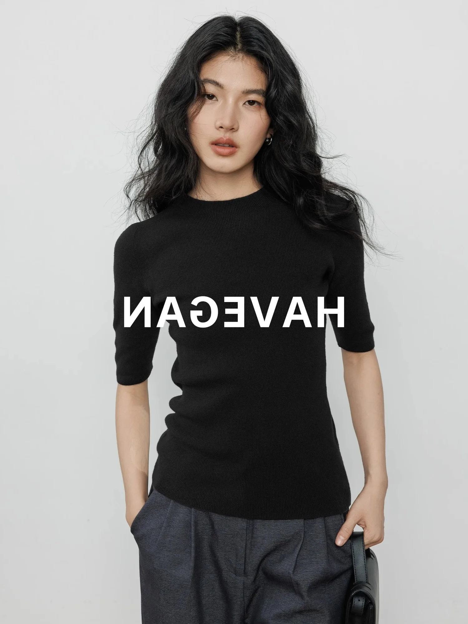 エレガントな黒のスリムフィット半袖レディースベースシャツ初秋ファッショナブルなニットトップ韓国スタイル通勤スタイル