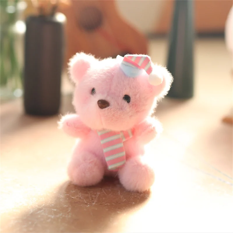 ตุ๊กตาผ้ากำมะหยี่พร้อมหมวกและจี้รูปหมี ของเล่นตุ๊กตาผ้ากำมะหยี่น่ารัก จี้กระเป๋าผ้ากำมะหยี่ลายการ์ตูน 13 ซม. 4 สี