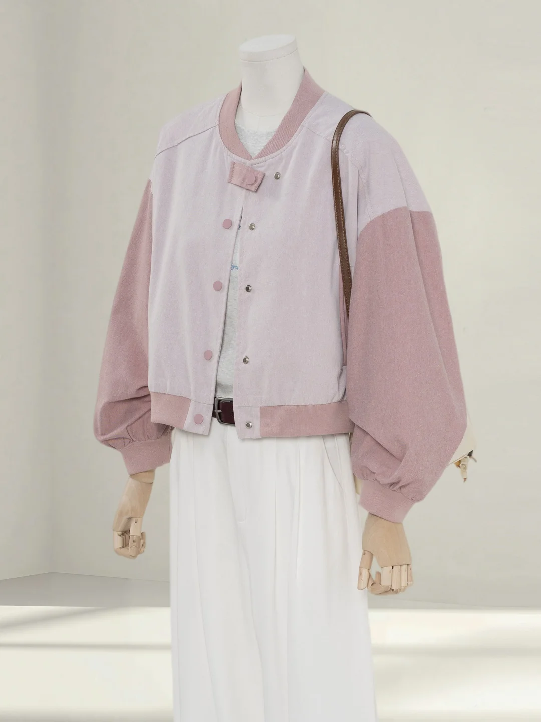 veste-courte-de-baseball-coloree-pour-femme-collection-printemps-2026-coupe-ample-resistante-au-vent-anti-age-design-coreen