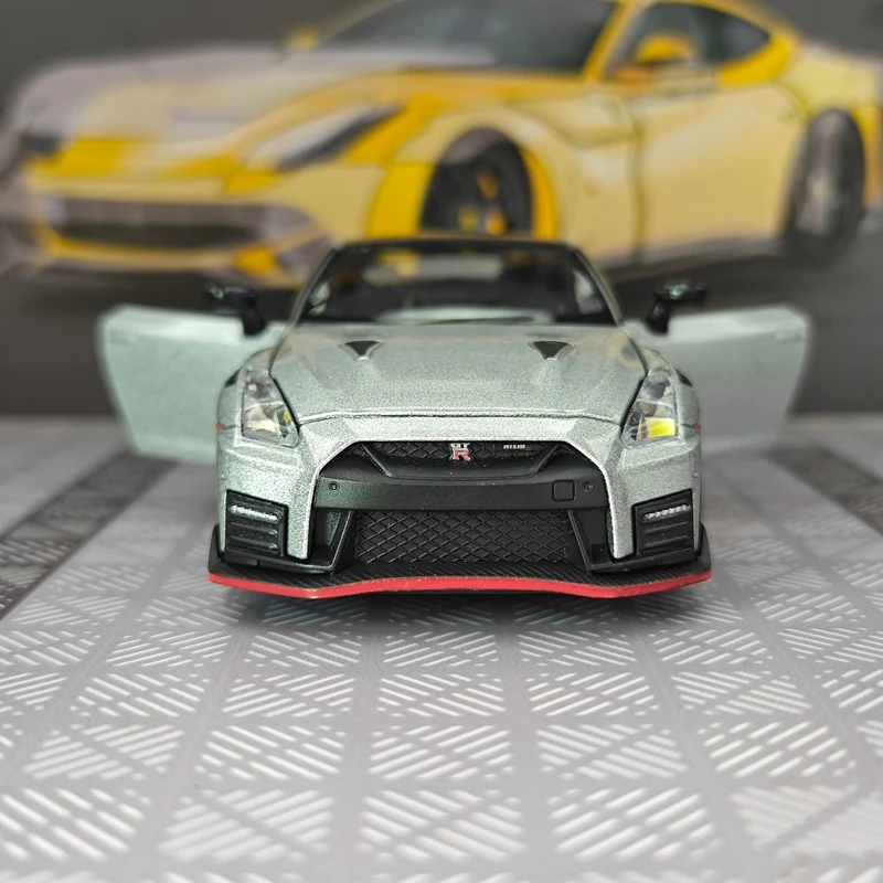 1: 32 simulation Nissan GT-R NISMO R35 alloy car model, doors and hood can be opened rich in details, finely crafted