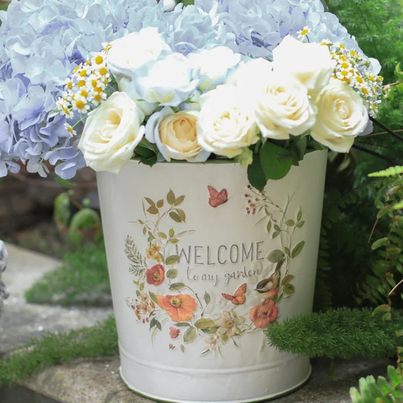 Vintage Iron Art Awakening Flowers Bucket with Wooden Handle Flower Bird Reliefs Plant Pot Good-looking Flower Vessels for Shop