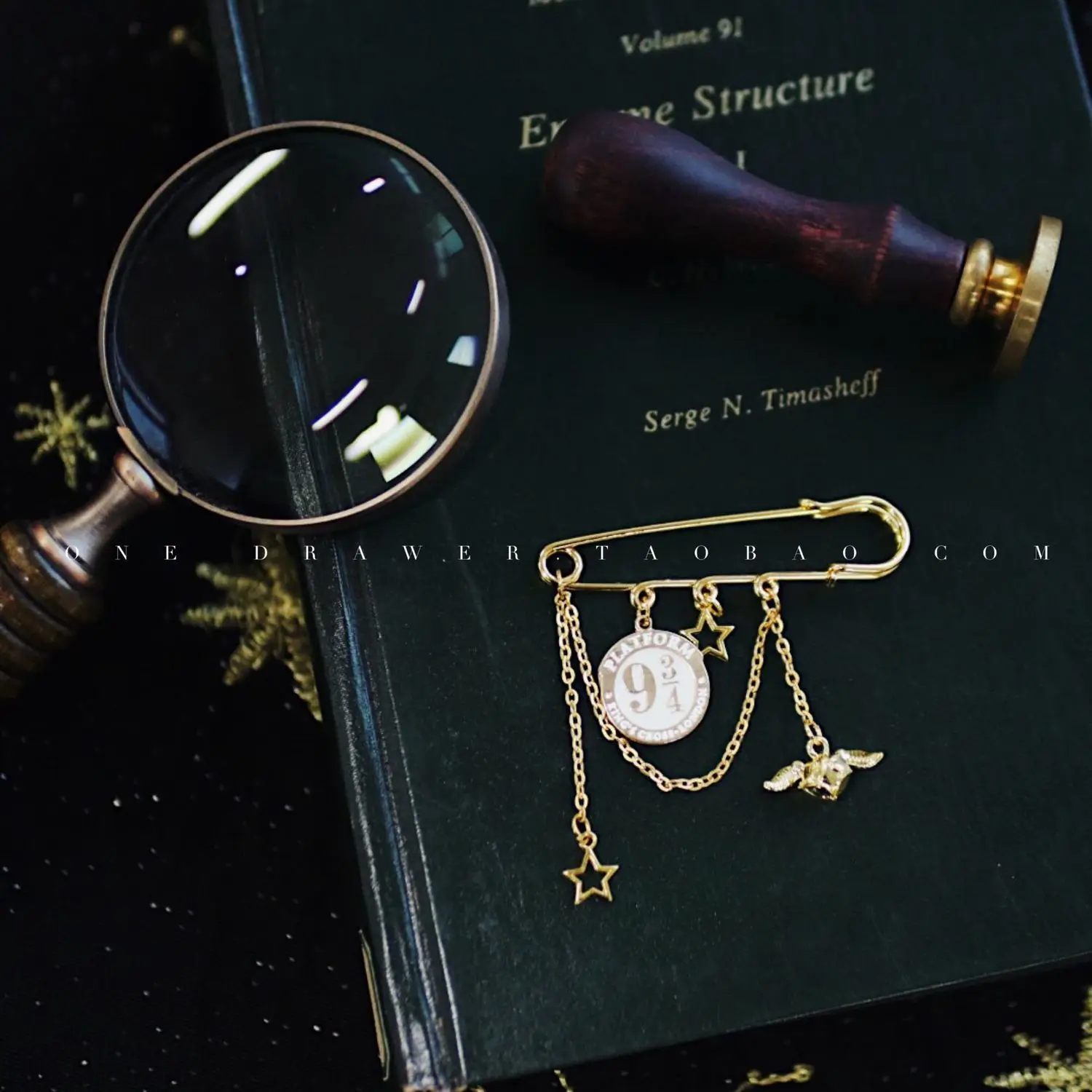 Magic peripheral: 943 Station No. 943 Star Snitch brooch school bag clothes pin jewelry Christmas gifts