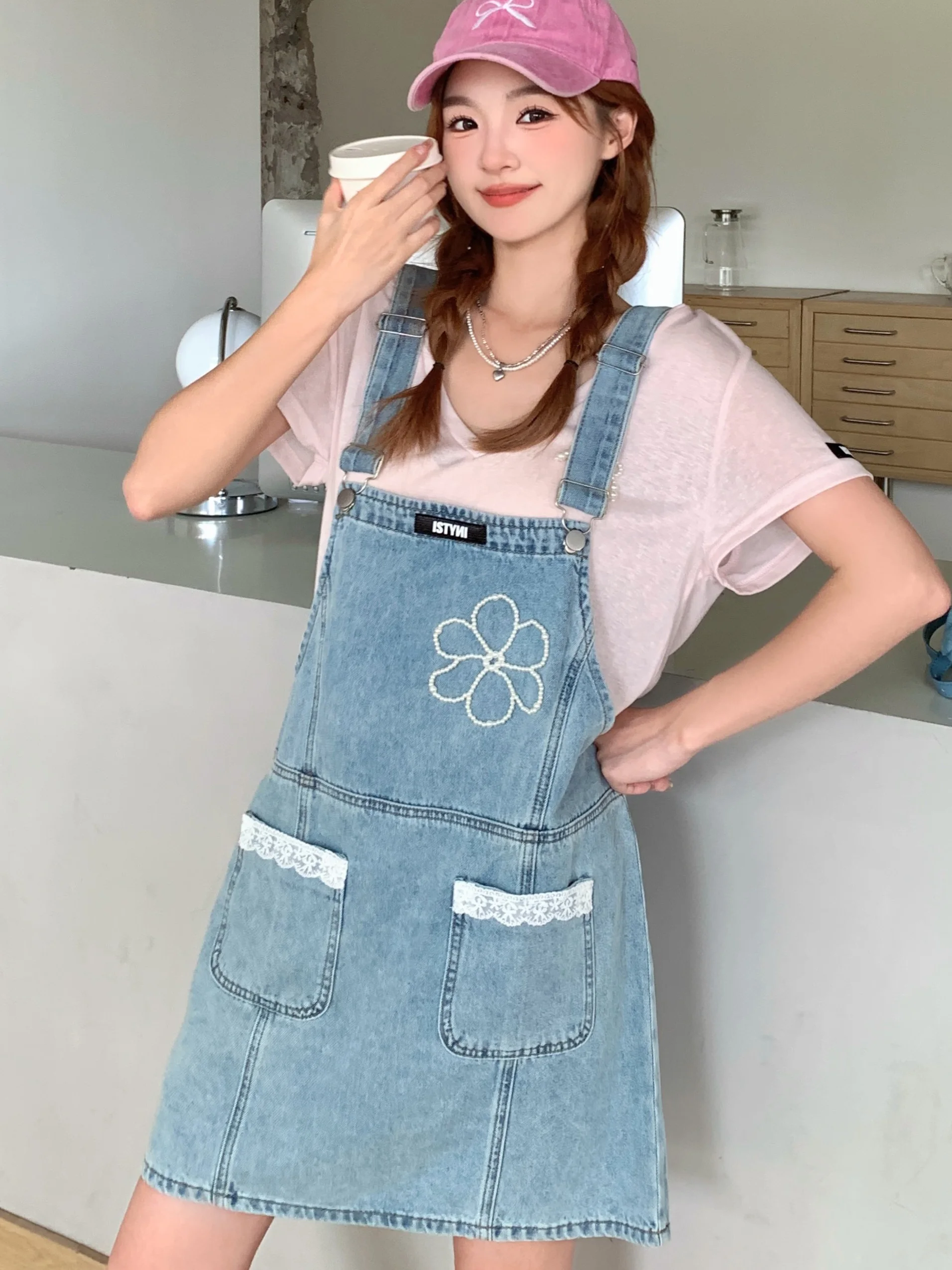 

Новинка! Женский джинсовый комбинезон ручной работы с бисером и кружевом, повседневный, модный, омолаживающий, с короткой юбкой А-силуэта.