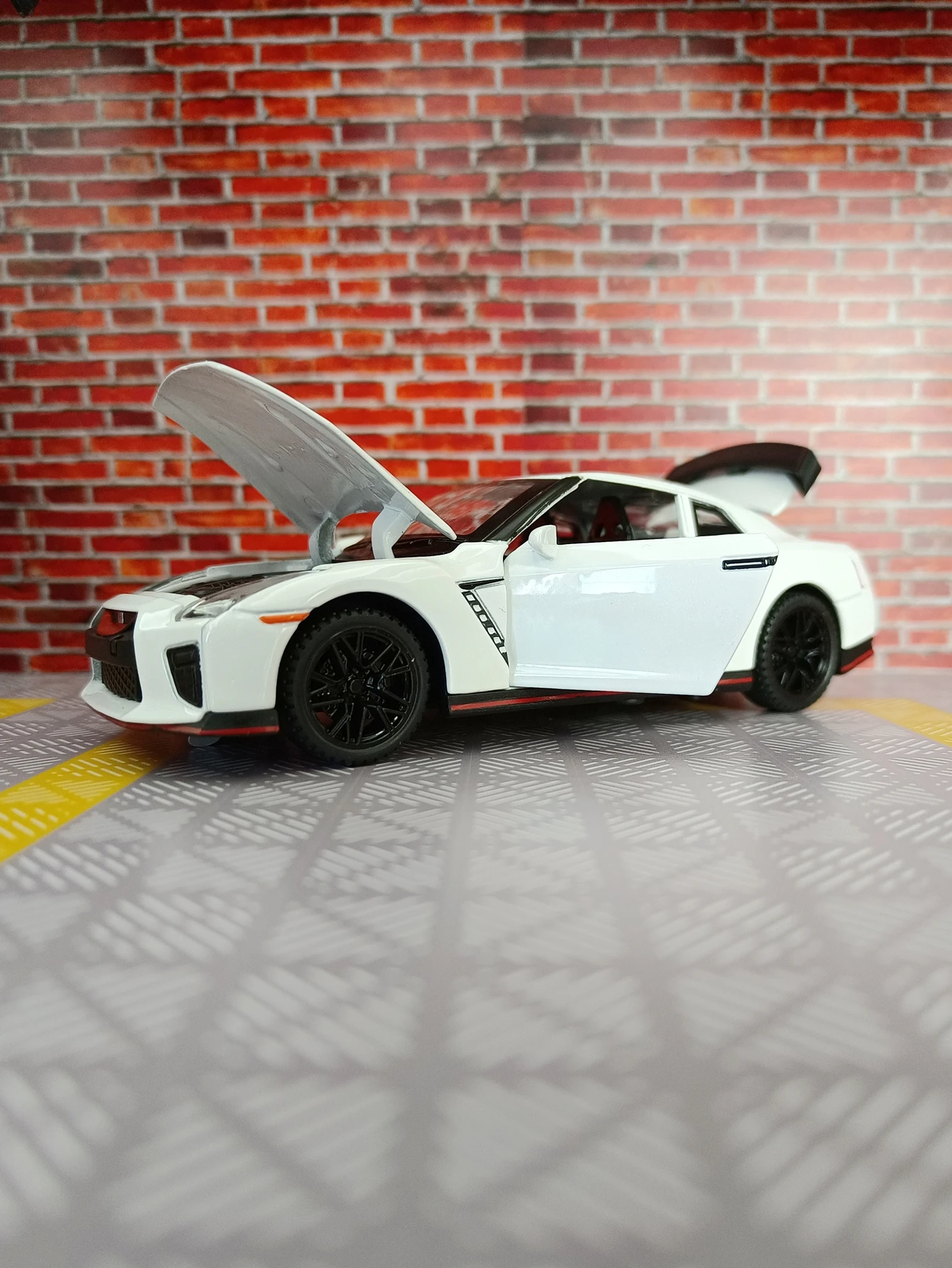 Simulação 1:32 modelo de carro em liga Nissan GTR 35 com peças de balanço de retorno de som e luz, portas e capô do motor, porta-malas podem ser abertas
