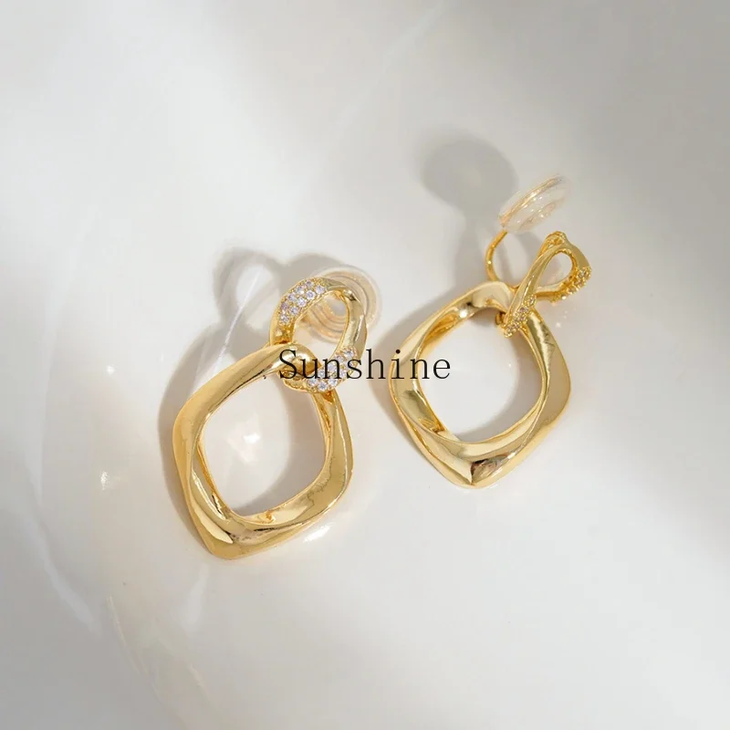 

Golden twist ring high-end earrings have unique temperament and high-end ears