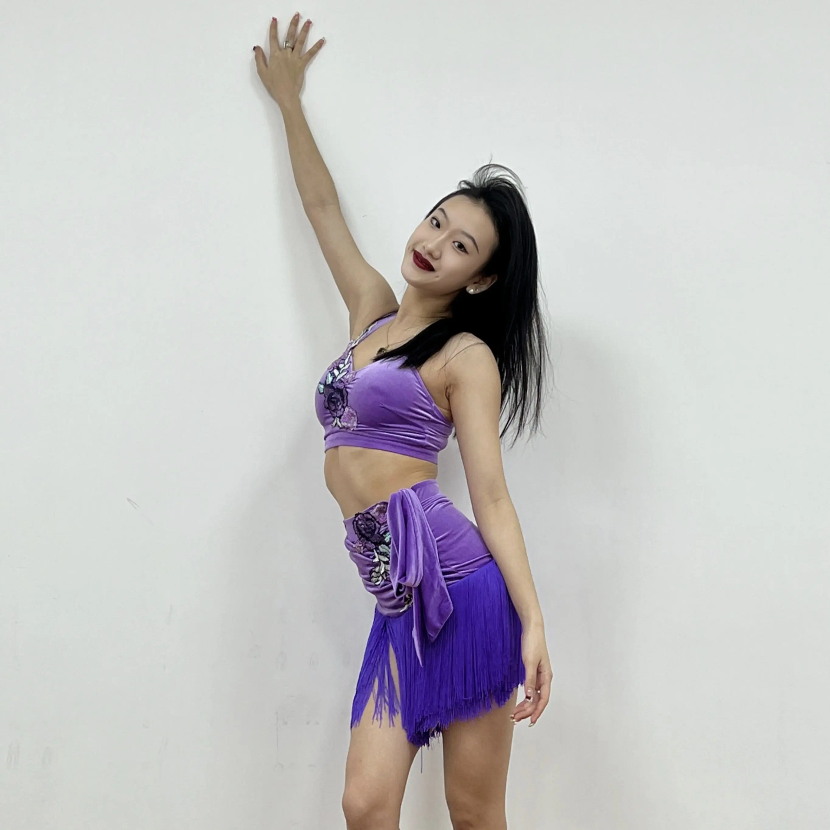 جديد ملابس الرقص اللاتينية النساء الأرجواني المخملية بلوزات قصيرة هامش تنورة الكبار تشا تشا رومبا السامبا أداء الرقص زي DNV23574