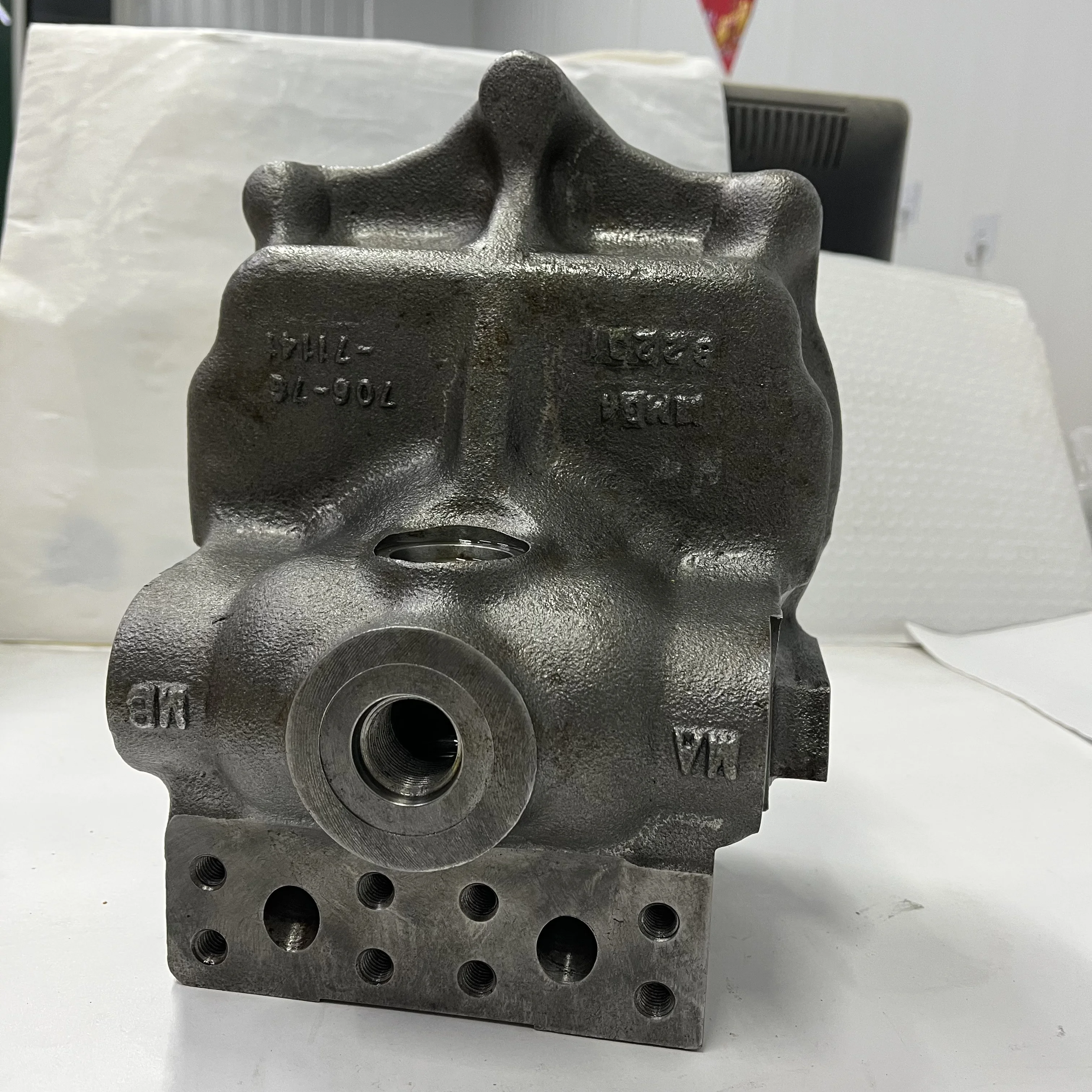 706-7G-71141 CUSTODIA MOTORE DI SCARICO per PC200-8 PC220-8