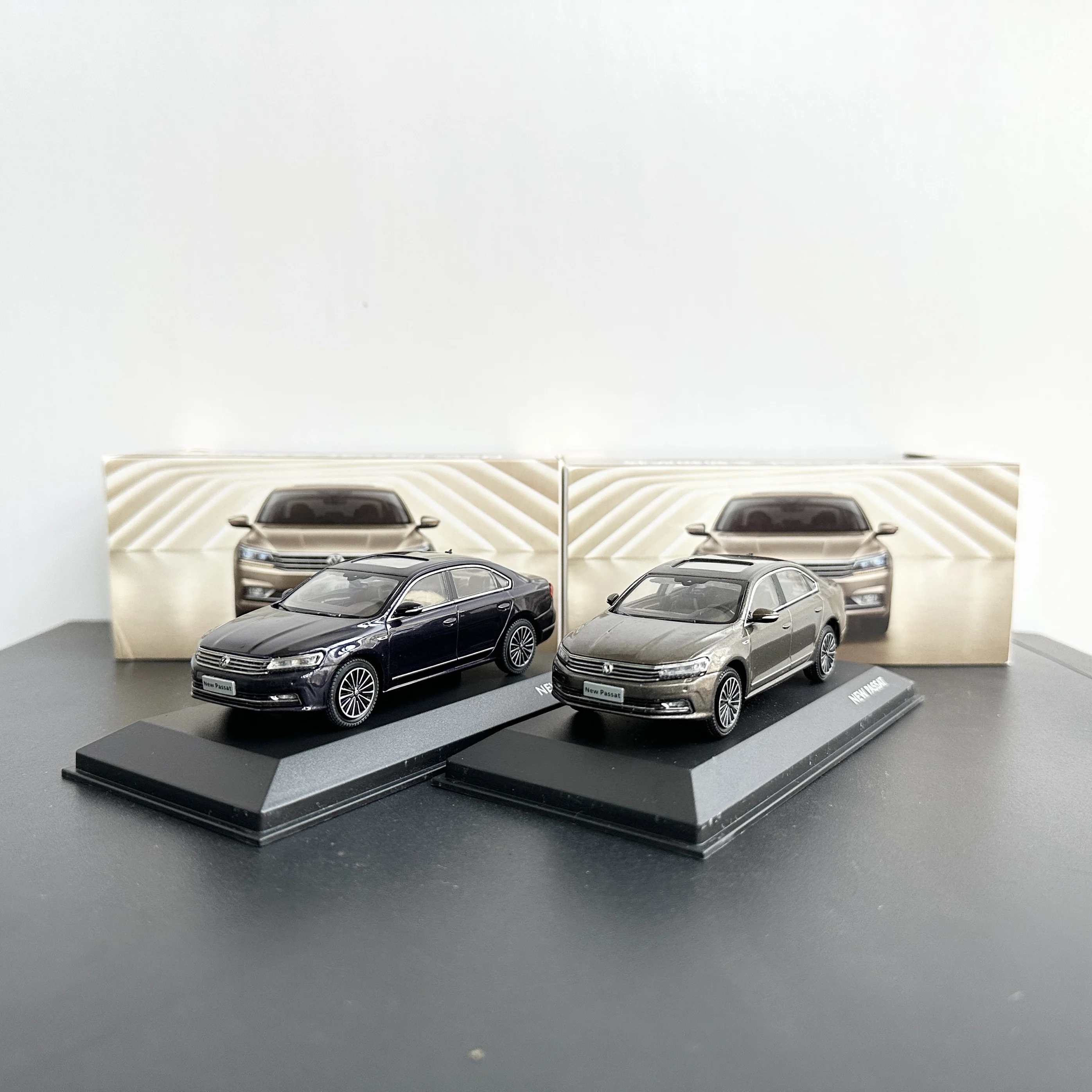 

1:43 Original Shanghai VW, New Passat 2017, Alloy Simulation Car Model, Collection, Ornament