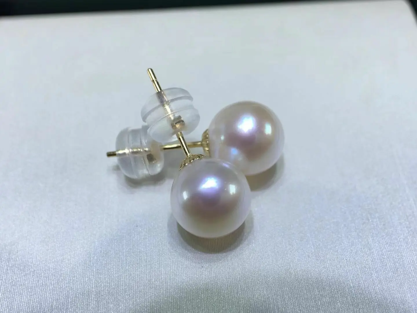 

Gorgeous 6-6.5mm South Sea Round White Pearl Earring 18k