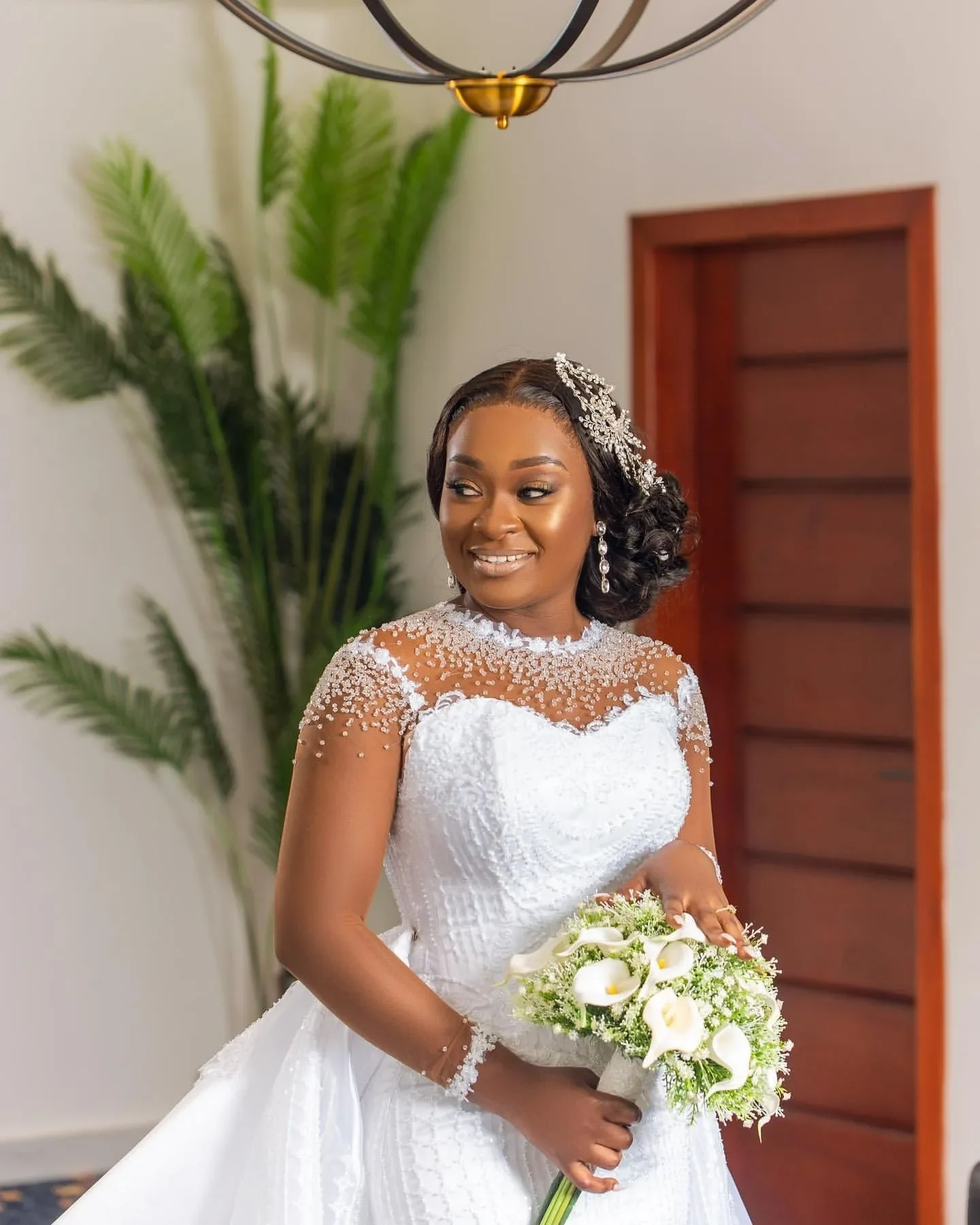 Maßgeschneidertes Brautkleid mit glänzenden Perlen und Pailletten, O-Ausschnitt für die Braut, afrikanische Illusion, langärmeliges Brautkleid mit abnehmbarer Schleppe