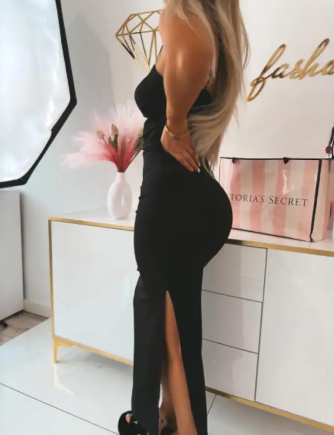 Abiti da donna 2025 Elegante sexy decorazione floreale in metallo Cinghie per spaghetti regolabili Ritaglio Spacco laterale Abito da festa Abito aderente increspato