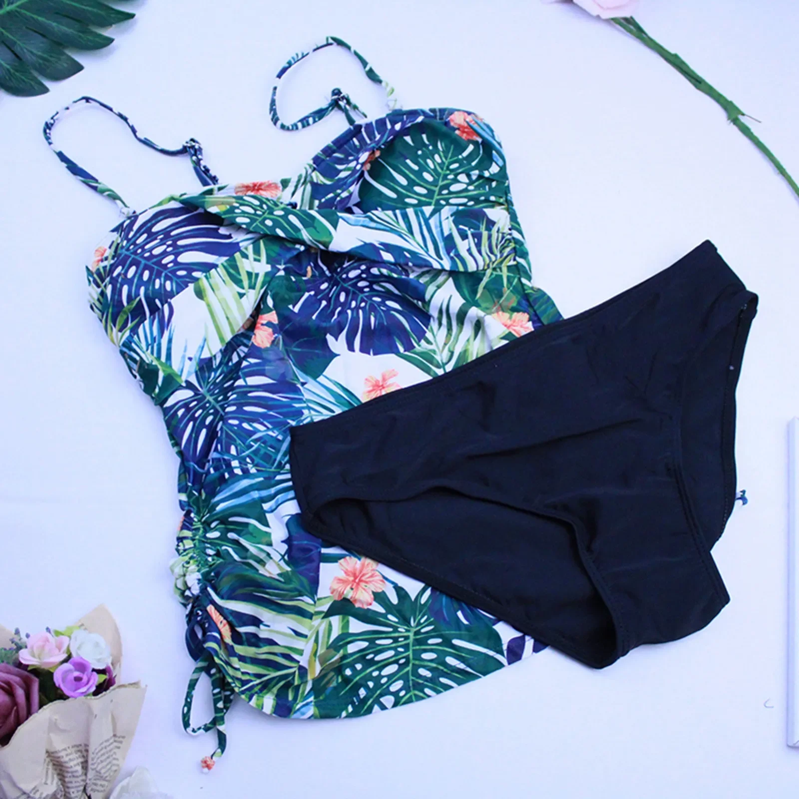 أطقم تانكيني نسائية صيفية جديدة مكونة من قطعتين لعام 2025 ملابس سباحة شاطئ عصرية بدون ظهر مطبوعة للنباتات الاستوائية