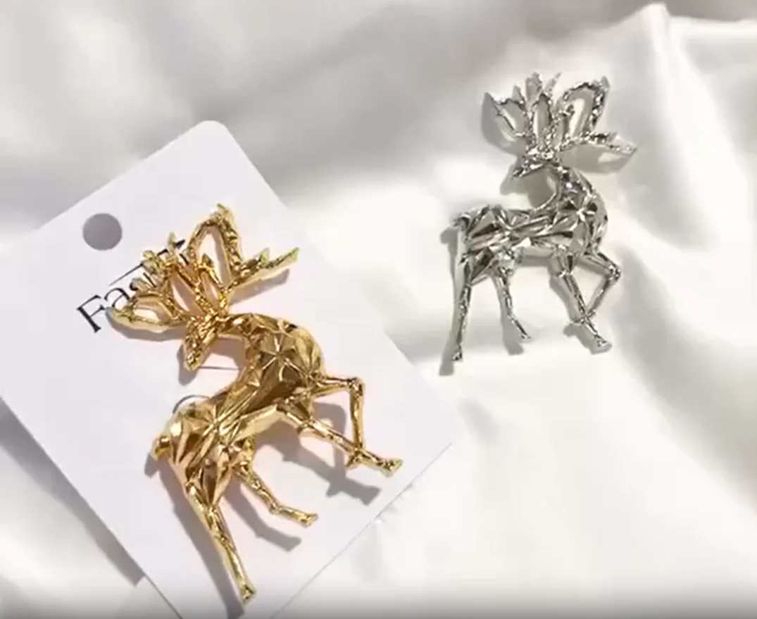 اشتري واحدة واحصل على واحدة مجانًا مائة إكسسوارات متطابقة صغيرة رائعة ذهبية عيد الميلاد الغزلان الحيوان ملابس الرجال النساء الملابس بروش