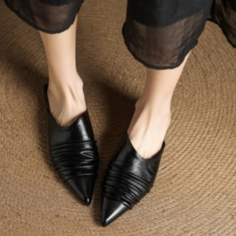 

2025 модные кожаные тапочки на плоской подошве со складками, удобный и мягкий дизайн, женские полутапочки-мулы, новая женская современная домашняя обувь