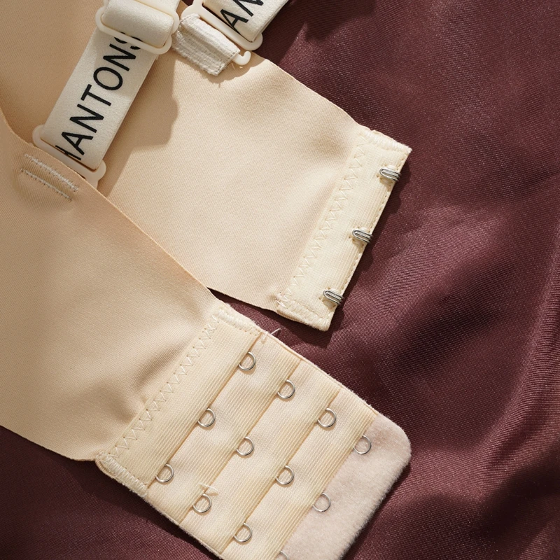 ملابس داخلية نسائية بدون خياطة صدر صغير يرفع لأعلى ولا تحتوي على حلقات سلك لتقليص الثديين الجانبيين وحزام حمالة الصدر