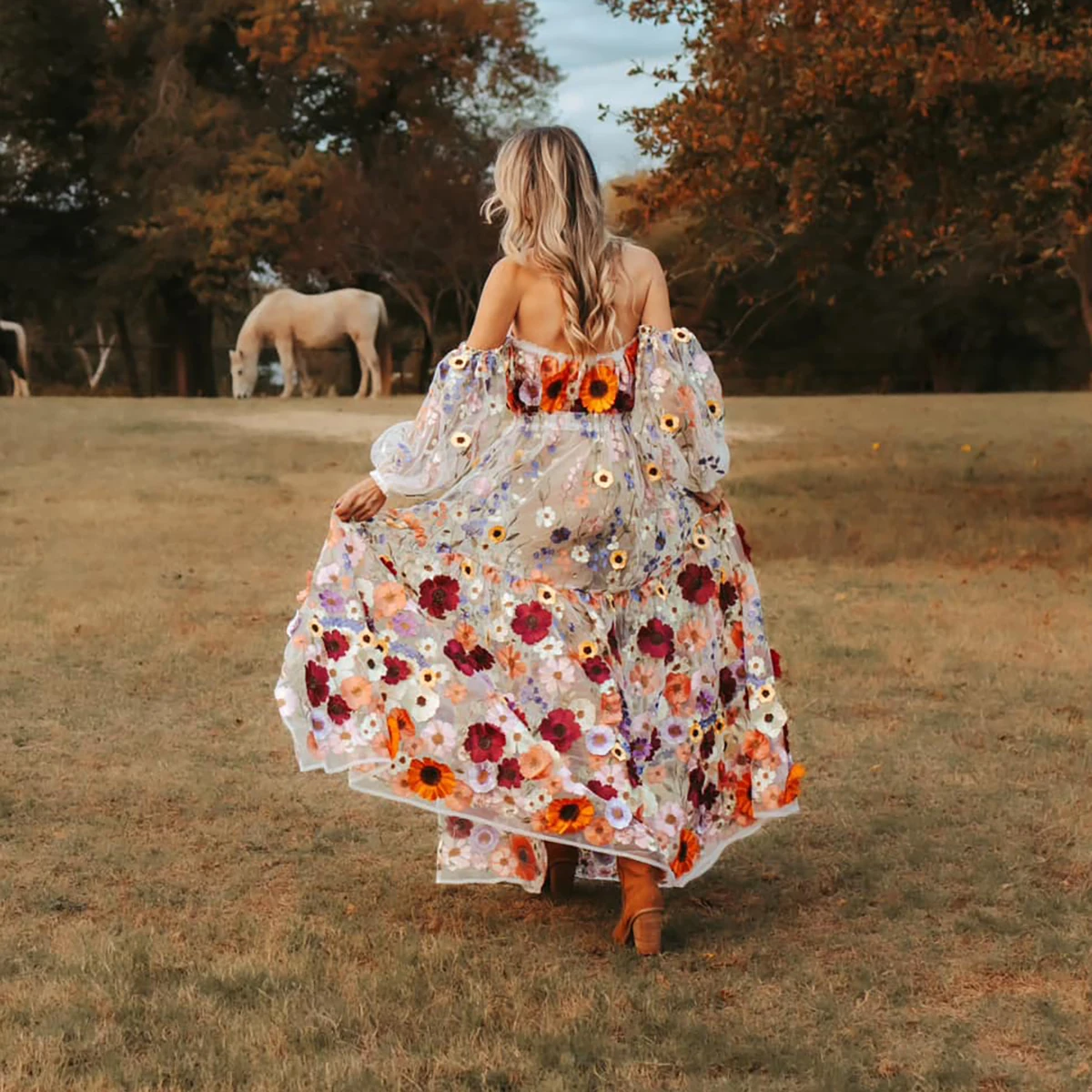 Maßgeschneidertes zweiteiliges, bunt besticktes Hochzeitskleid mit langen Puffärmeln, trägerlosem, elastischem Rock und 3D-Blumen-Brautkleid