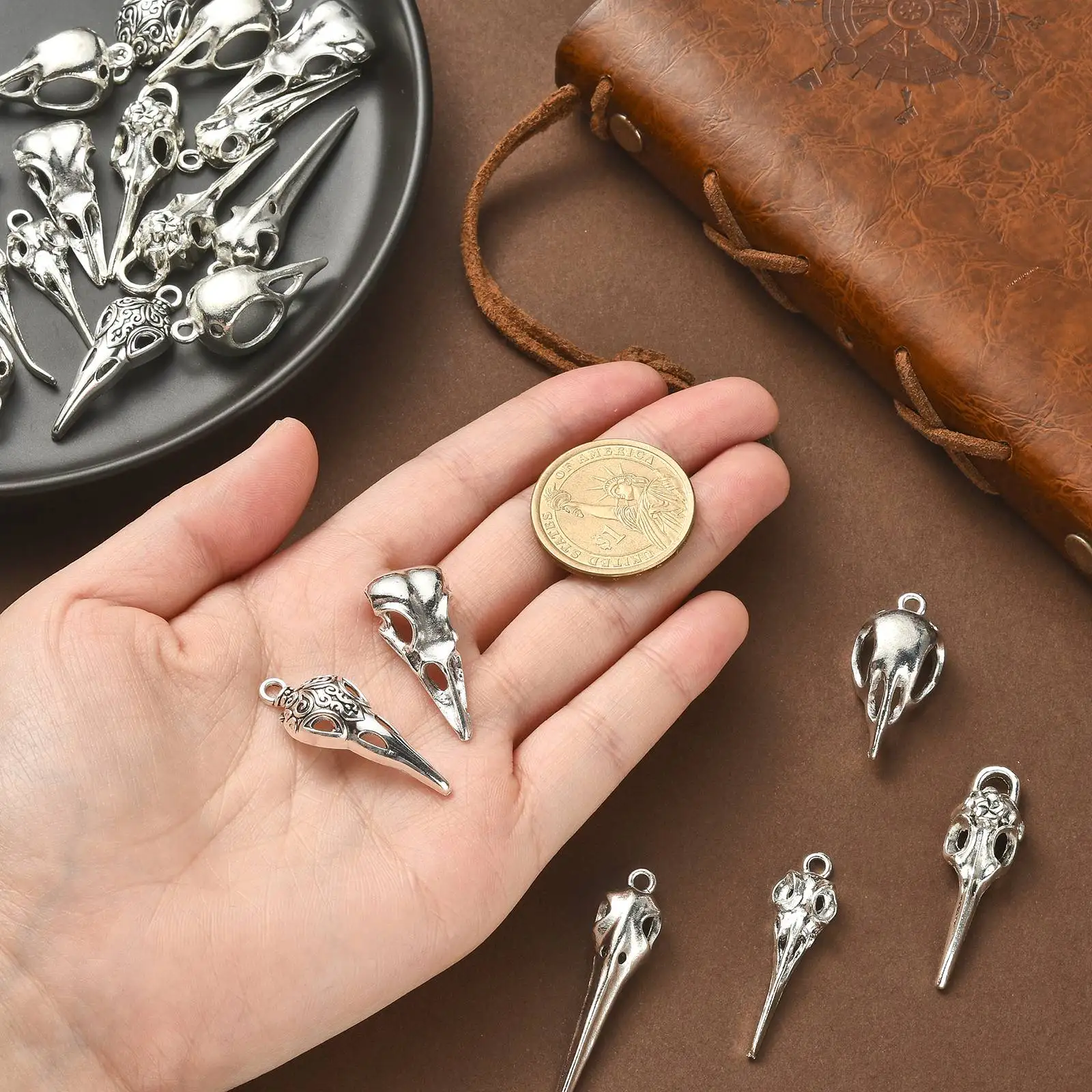 PandaHall 30 Stück 6 Stile Vogelkopf Krähen-Schädel-Anhänger Phantom-Tierknochen-Skelett-Anhänger für Schmuckherstellung Halloween DIY – Detail 4