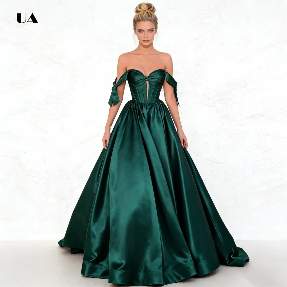 ชุดราตรีออกงานแบบเปิดไหล่สุดโรแมนติกประดับด้วยคริสตัล  ชุดบอลกาวน์ผ้าซาตินเนื้อแน่นคอวี  ชุดราตรีงานเลี้ยงสุดคลาสสิกแบบสั่งตัด