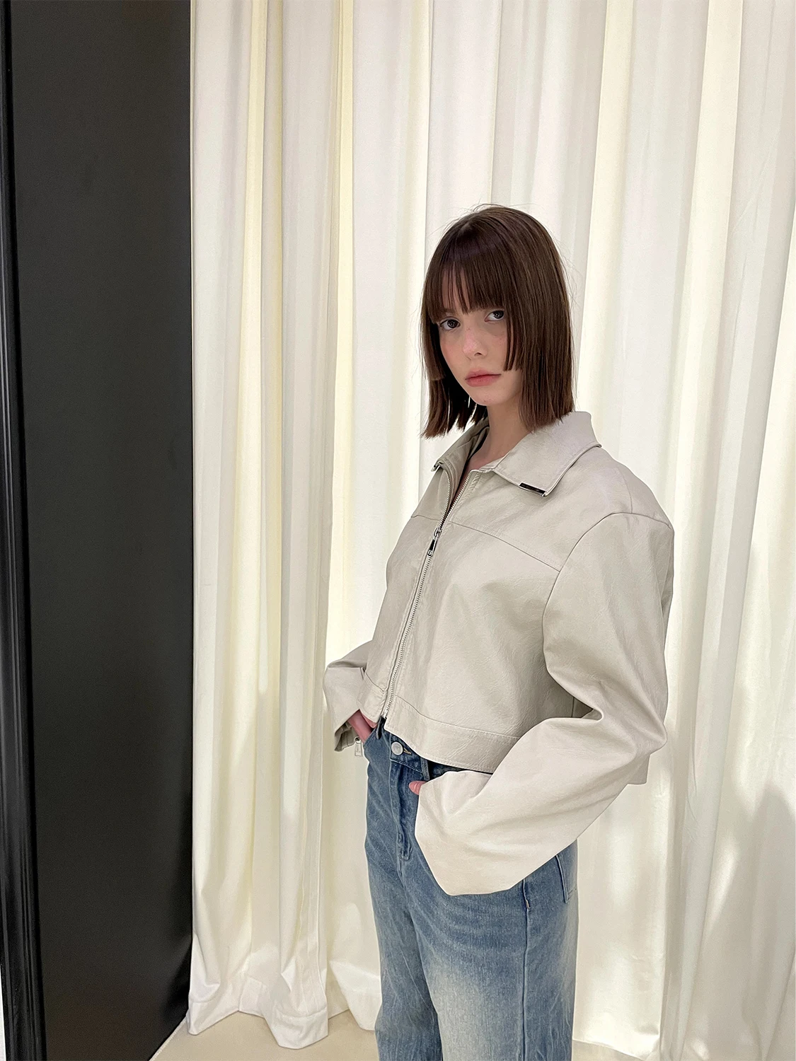 BabesoQ 早春のおしゃれなショートジャケット レザーコート ベージュカラー スタイリッシュで多用途なレディースウェア 2024年春シーズン向け