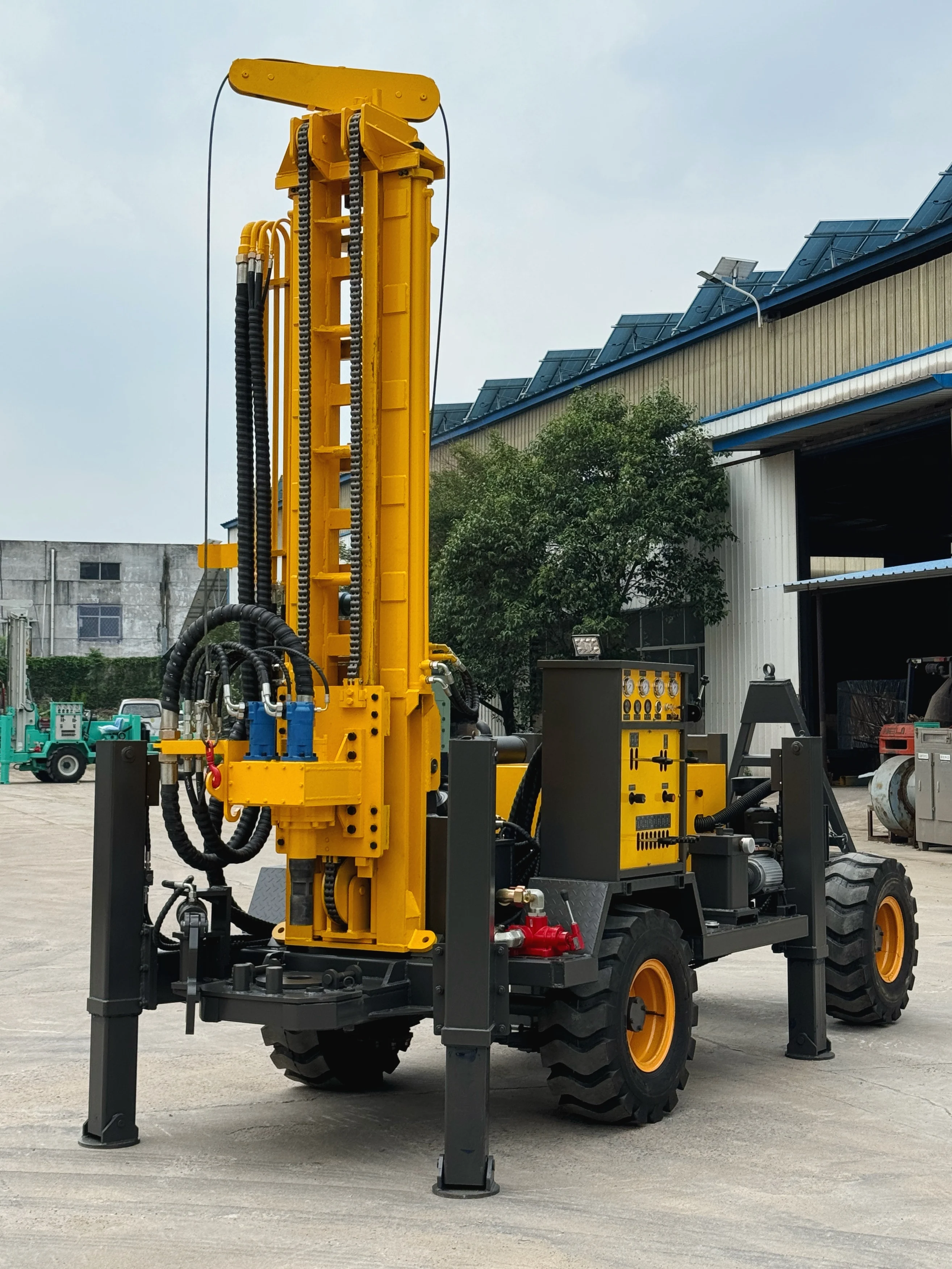 カスタマイズされた空気圧油圧式200m 280m地下水ボーリング孔クローラ搭載水井戸掘削リグマシン