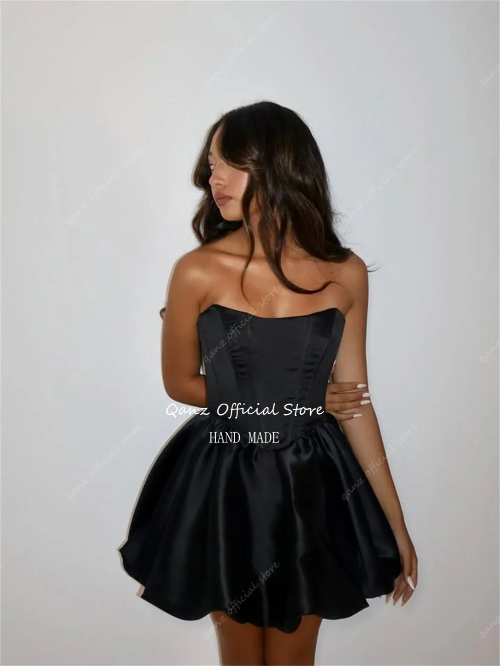 Qanz فساتين لحضور الحفلات الموسيقية الصغيرة من الساتان الأسود قصيرة على شكل حرف A منتفخة فستان التخرج 2025 مثير بدون ظهر للنساء فيستدوس دي فيستا مخصص