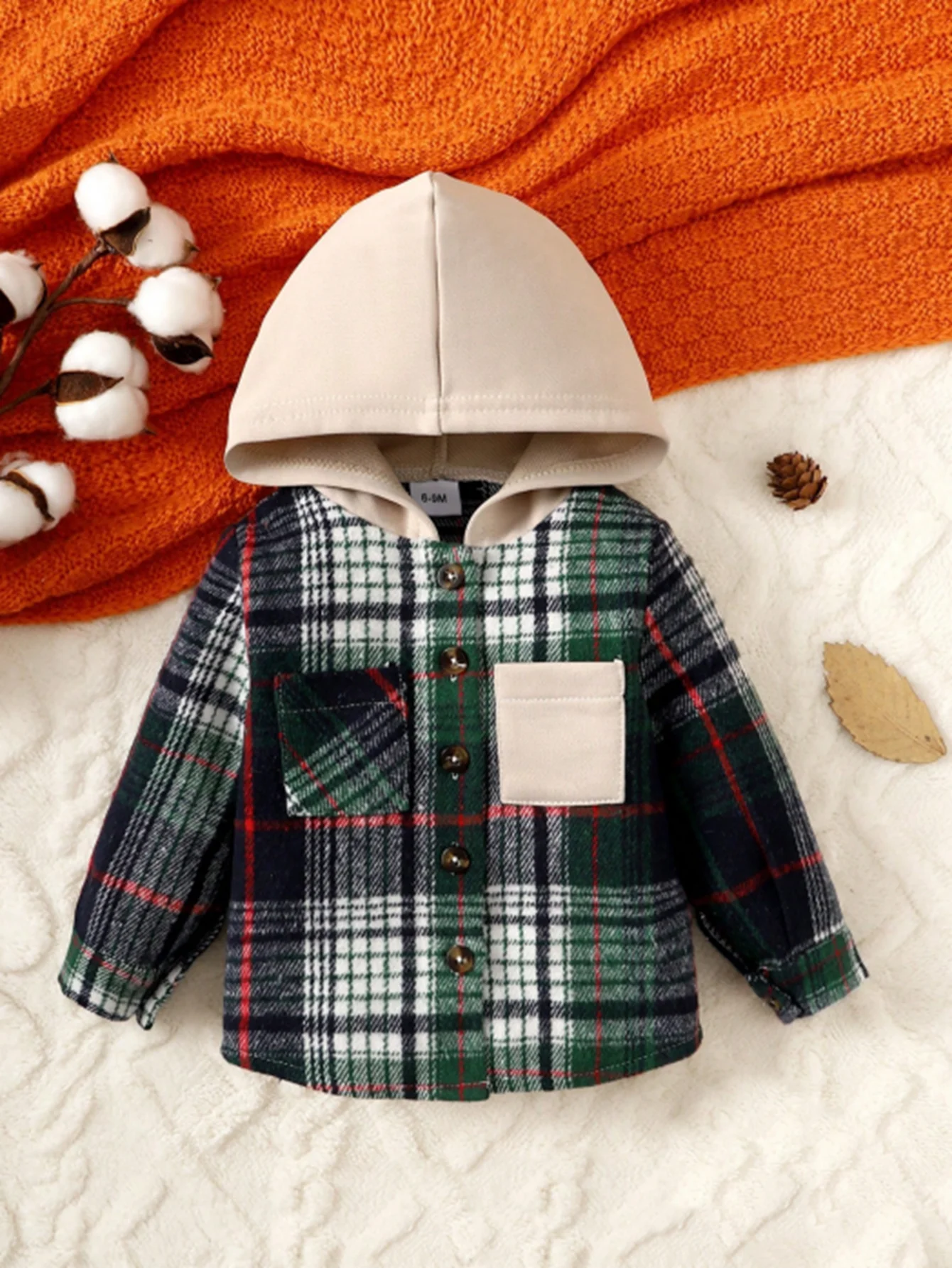 Baby Autumn Hooded Plaid Jacket, with Contrasting Color Patchwork Hat Design, Retro Green Plaid Body with Two-Tone Pockets, Single-Row Buttons for Easy Wearing and Removal, Soft and Comfortable Fabric, Loose Fit, Suitable for Infants and Toddlers for Daily Outings, Outdoor Play, and Various Other Occasions.