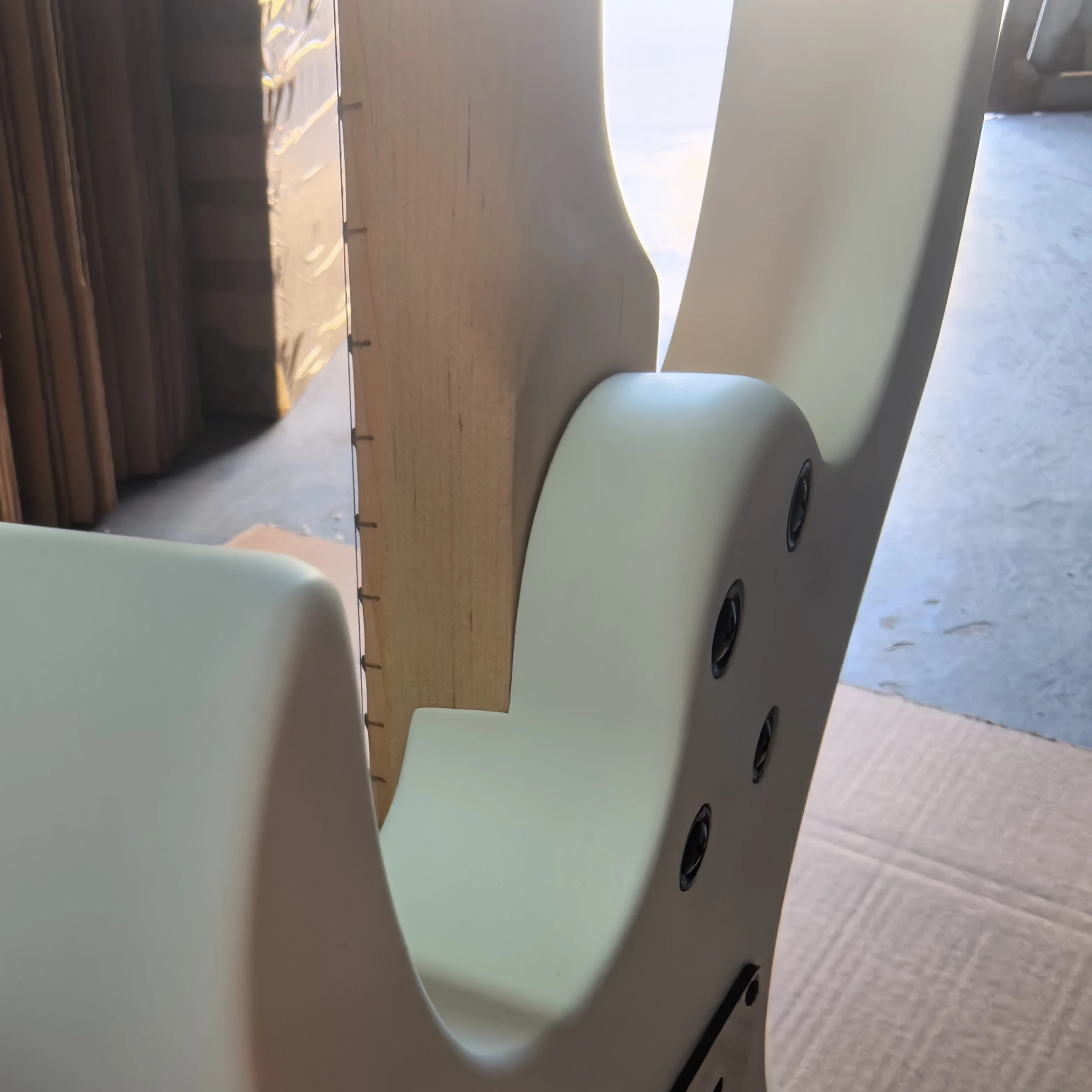 Factory seconds, matte white 24-fret 6-string electric guitar, mahogany body, maple fingerboard, in stock.