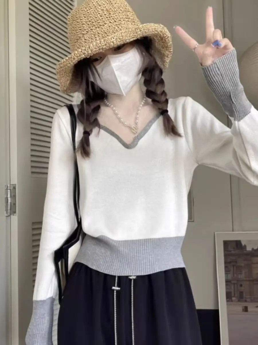 เสื้อสเวตเตอร์คอวีสำหรับผู้หญิง คอลเลคชั่นใหม่ ฤดูใบไม้ผลิและฤดูใบไม้ร่วง ปี 2025 เสื้อตัวใน ดีไซน์โดดเด่นและใช้งานได้หลากหลาย เสื้อครอป