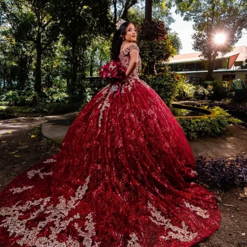 فساتين Quinceanera باللون الأحمر اللامع مخصصة قبالة الكتف كريستال بريق كريستال صائق ذيل طويل فيستدو 15 Quinceanera