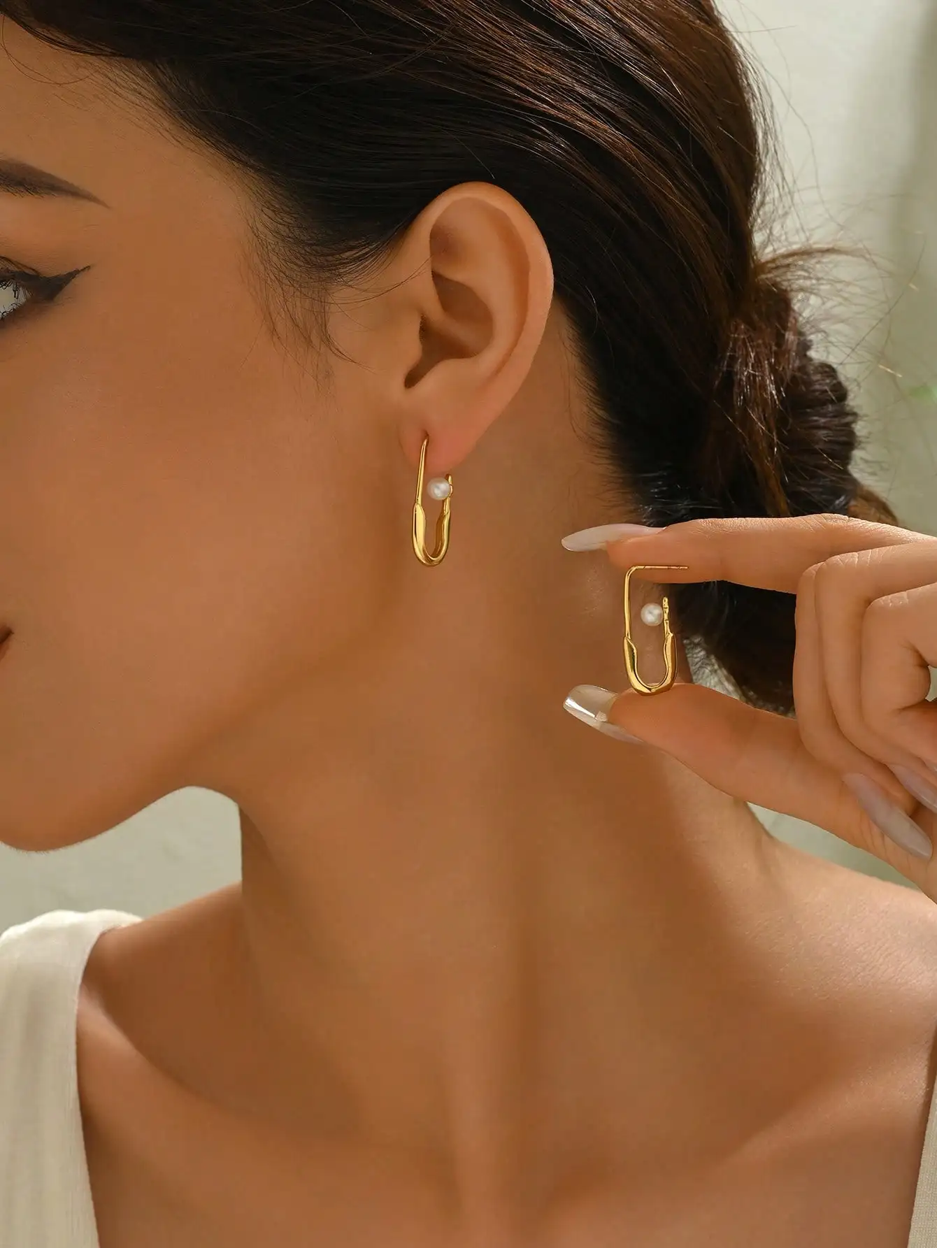 1 pair of stainless steel 18K gold-plated paperclip faux pearl earrings, simple and elegant, suitable for pairing with suits and shirts for a sophisticated and professional look, a delicate and versatile accessory