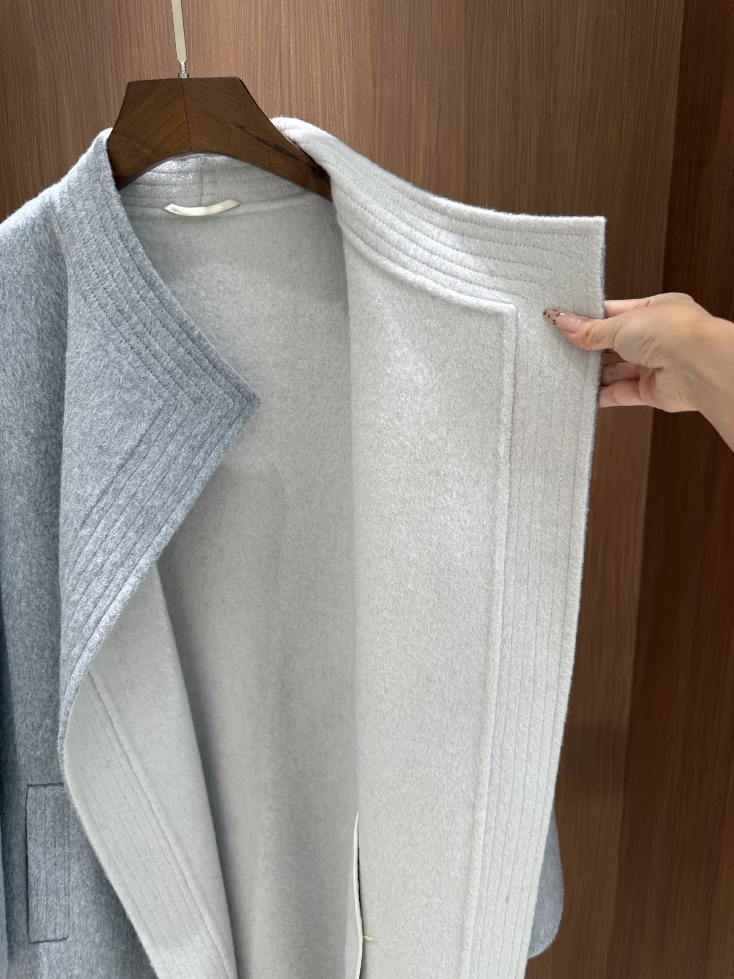 2025 ملابس نسائية معطف واق من المطر متوسط الطول بحزام عالي الجودة 1025