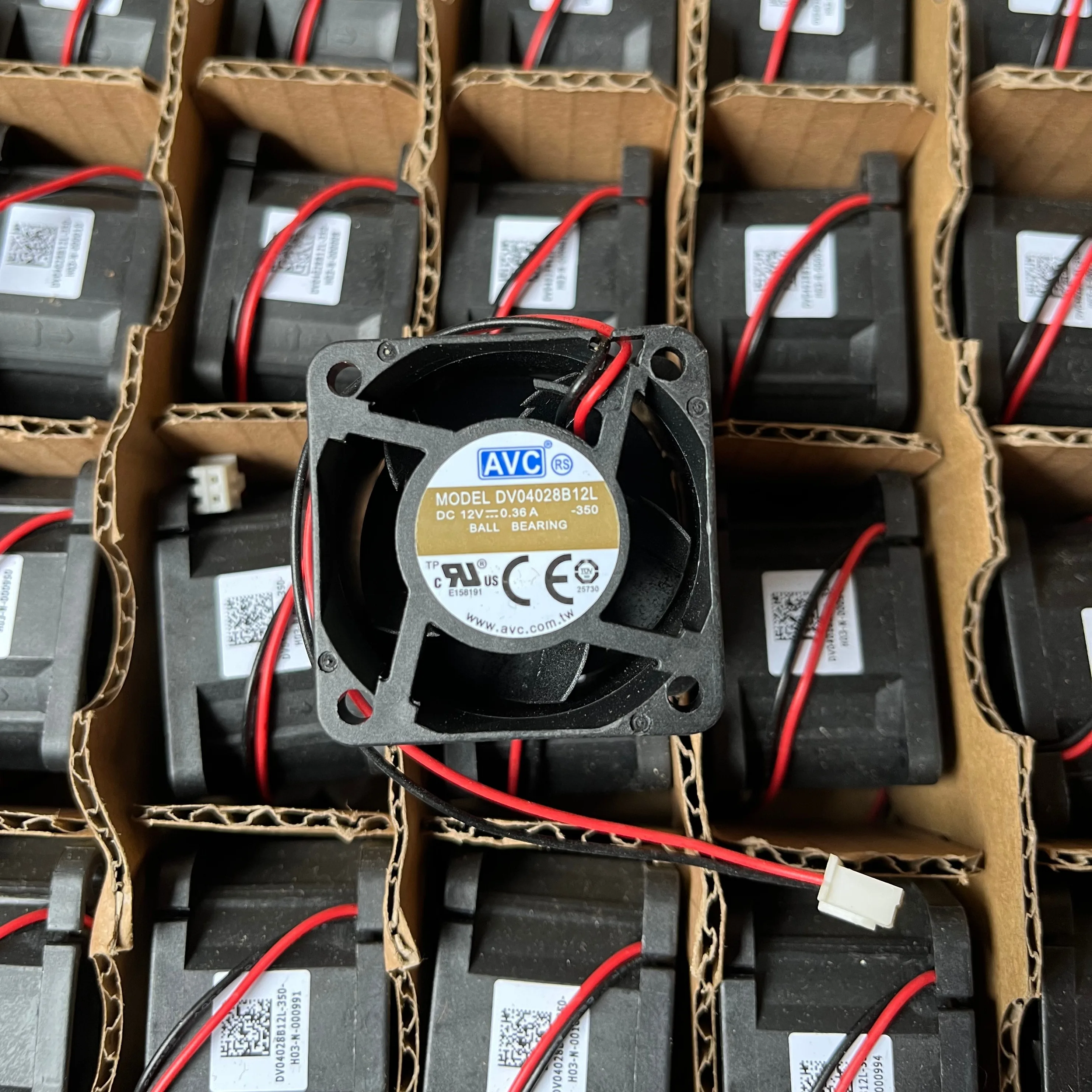 

AVC DV04028B12L DC 12V 0.36A 40x40x28mm 2-Wire Case Cooling Fan