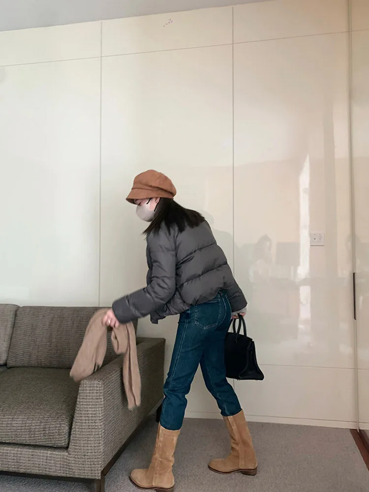 เสื้อโค้ทกันหนาวทรงพัฟเฟอร์แบบเกาหลีสำหรับผู้หญิง ดีไซน์น่ารัก สไตล์นุ่มนิ่ม ให้ความรู้สึกสบายเหมือนพับได้ เหมาะสำหรับใส่เดินทาง ทำจากโพลีเอสเตอร์