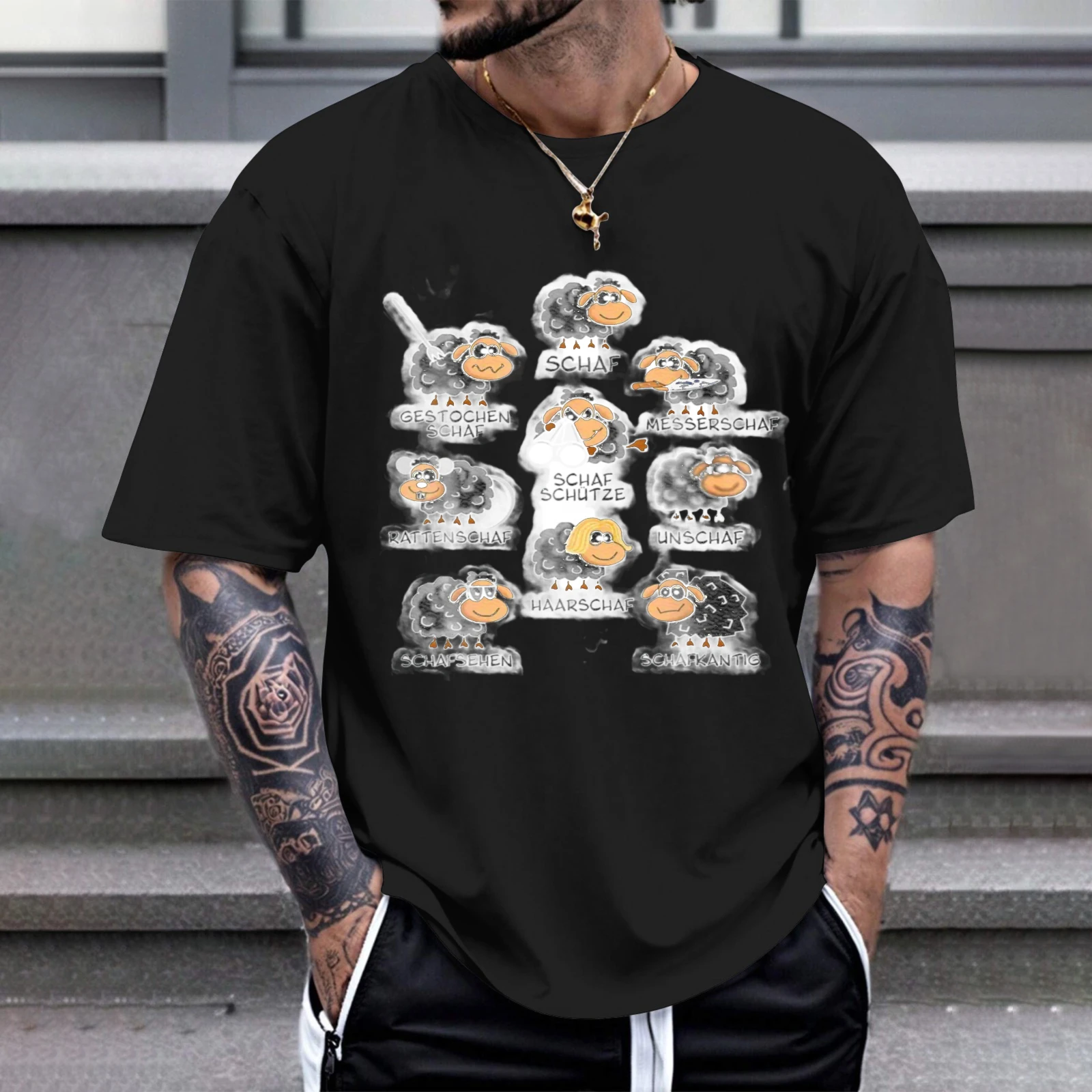 Herren-T-Shirt mit Wolkenmotiven und Textaufdrucken, ideal für persönliche Anlässe, Partys und Karnevalskostüme.