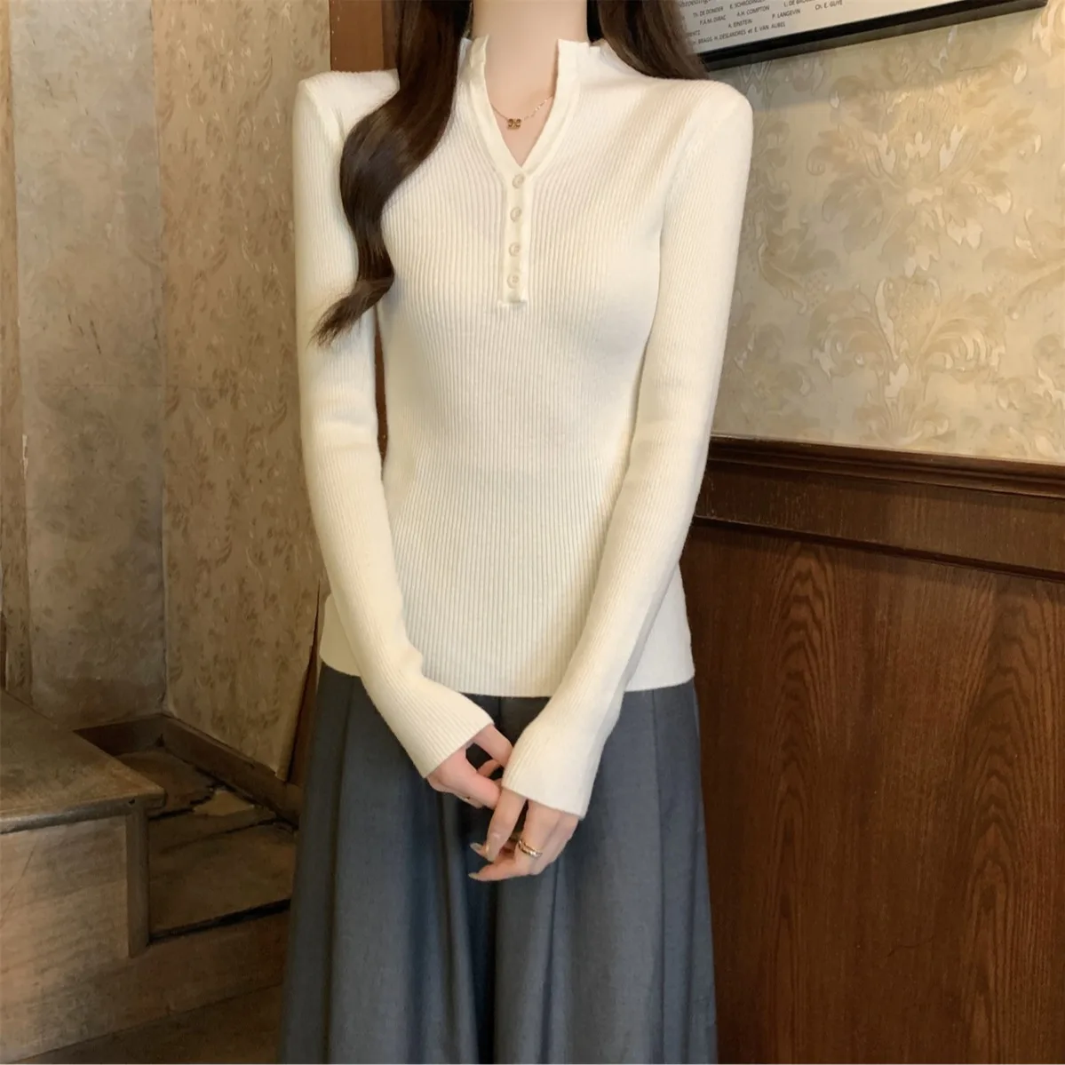 เสื้อไหมพรมทรงเข้ารูปสำหรับผู้หญิง ดีไซน์กระดุม คอปก ทรงสปริง ระดับไฮเอนด์ ใช้เป็นเสื้อตัวในได้หลากหลาย สไตล์เกาหลี