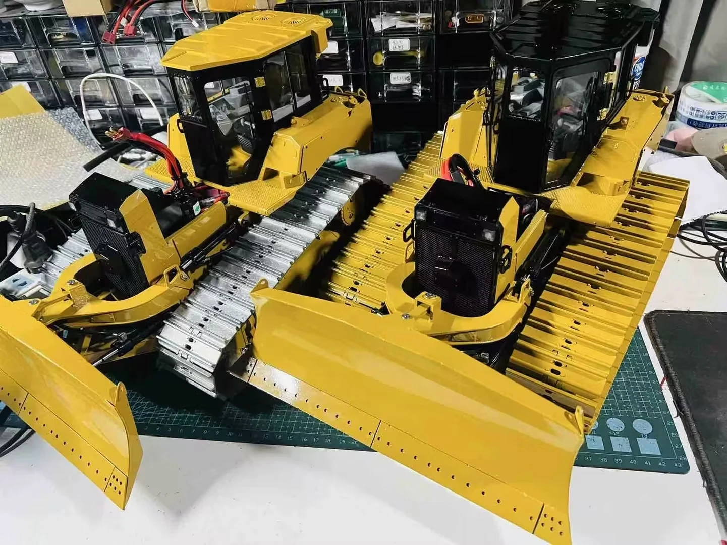 

1/14 Radio Control Hydraulic Bulldozer D6 Heavy Dozer Truck Model Metal Chassis Brass Road Wheel Light System Flysky Machine Car