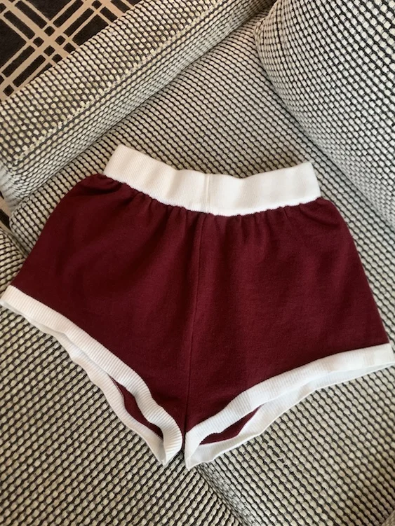 กางเกงลำลองเอวสูงถักนิตติ้งสำหรับผู้หญิง ฤดูใบไม้ร่วง 2025 รุ่นใหม่ สีสันสดใส ทรงขากว้าง ดีไซน์ต่อผ้าสุดเก๋