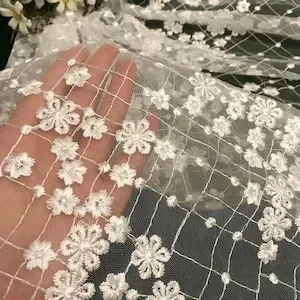 Tessuto ricamato con fiori in pizzo avorio Tessuto floreale in tulle a rete per abito Velo da sposa floreale 51 "1 metro