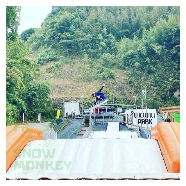 الطريقة الصحيحة لفتح التزلج للفصول الأربعة في المدينة على شكل قرد الثلج الجاف