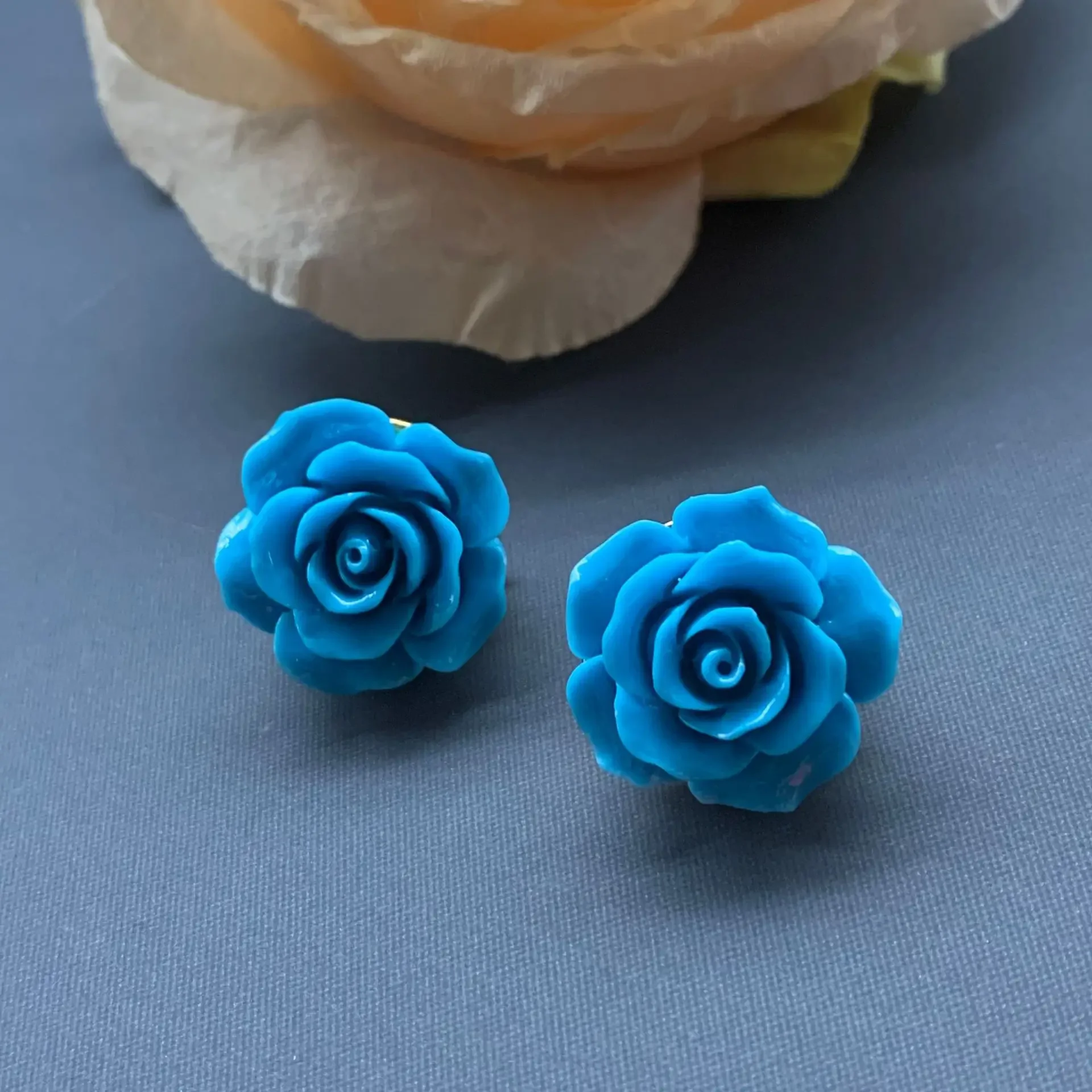 

Vintage Court Style 3D Blue Rose Flower Clip Earrings Resin Stereo Atmospheric Ear Clips for Women Jewelry Fashion Party Gifts