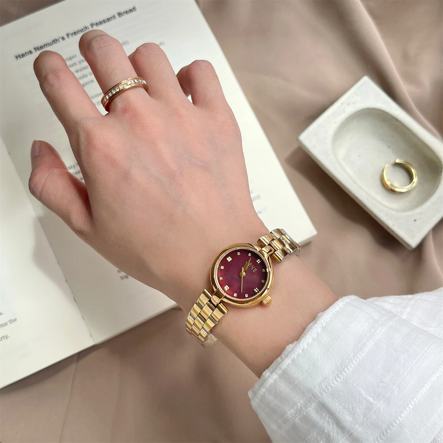 Medieval style exquisite small round watch women's ins simple high-value pointer women's watch