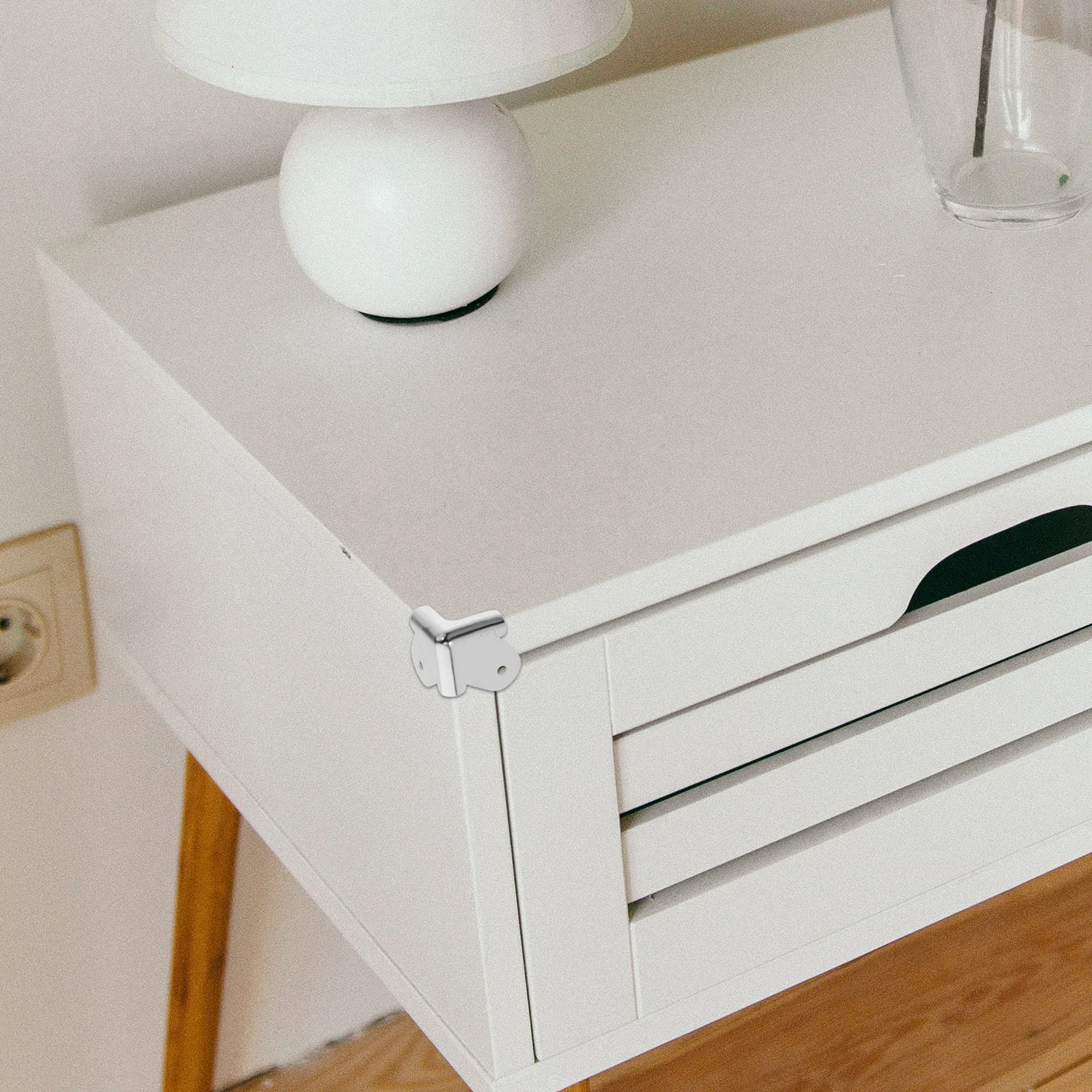 

4Pcs Metal Corner Guards Heavy Duty Iron Shockproof Protection for Furniture Flight Cases Tables Desk Home Office Commercial Use