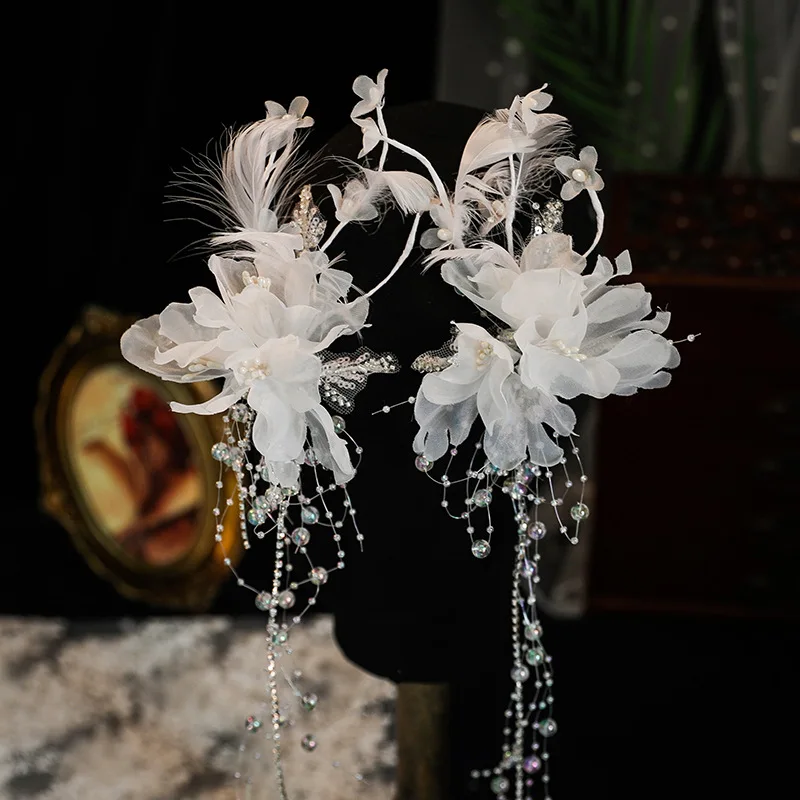 

Bridal Headdress and Beautiful Yarn Feather Pearl Barrettes Mori Style Super Beautiful Wedding Tie Modeling Ornament