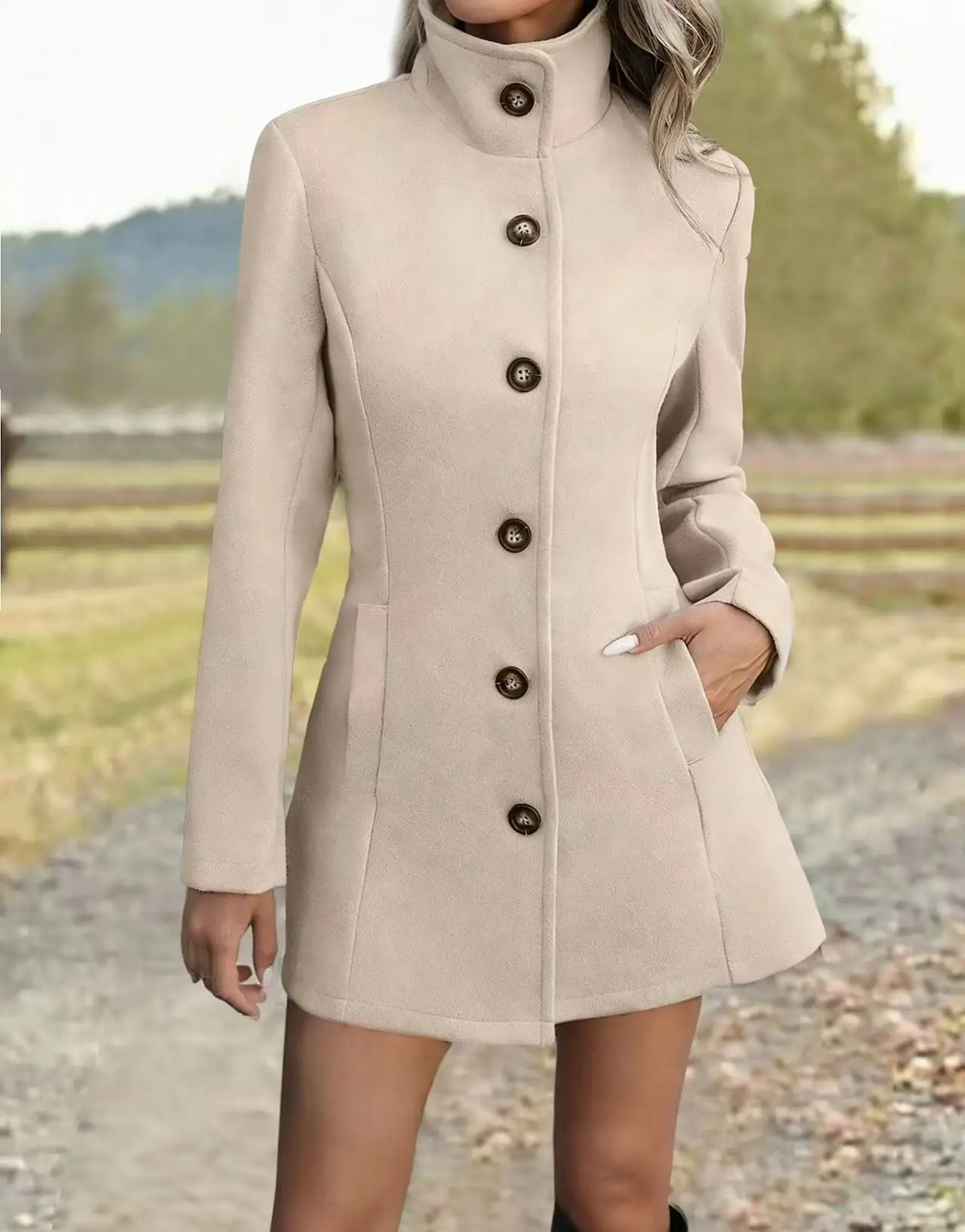 Een puur gekleurd ontwerp met lange mouwen en één knoop met een elegante en veelzijdige jas.