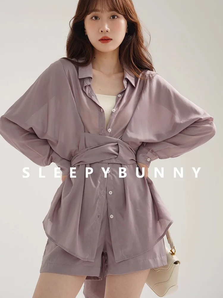 Elegante traje de verano de dos piezas para mujer, camisa de manga larga con cinturón y protector solar, pantalones cortos a juego, conjunto informal ligero, uso diario