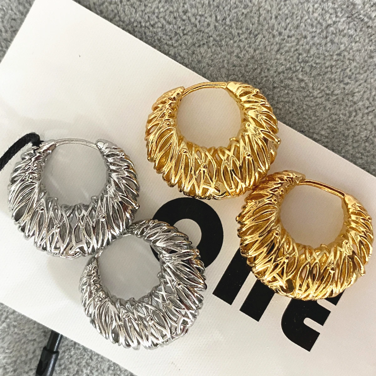 Kshmir Metal Hollow Twisted Hoop Earrings for Women European American Personality Vintage Jewelry Fashion Accessory Gift