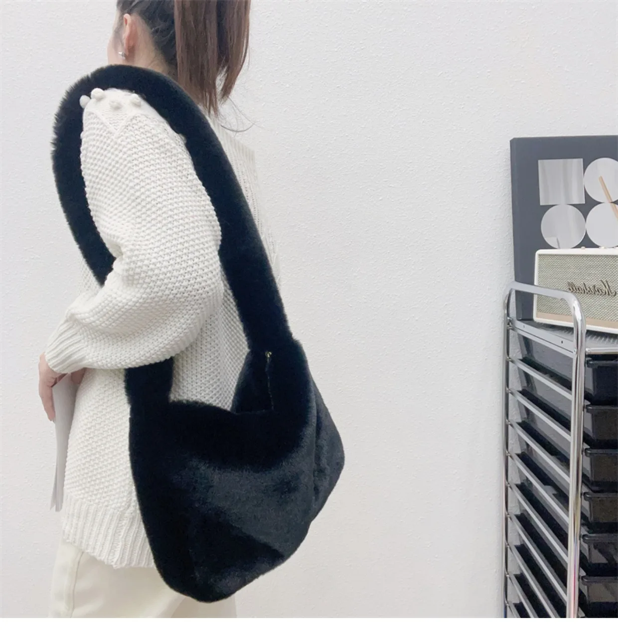 Fashion Shoulder Bag Casual Solid Color Faux Rabbit Fur Women Sling Bag Simple Fluffy Plush Bucket Crossbody Bag Handbags image 4