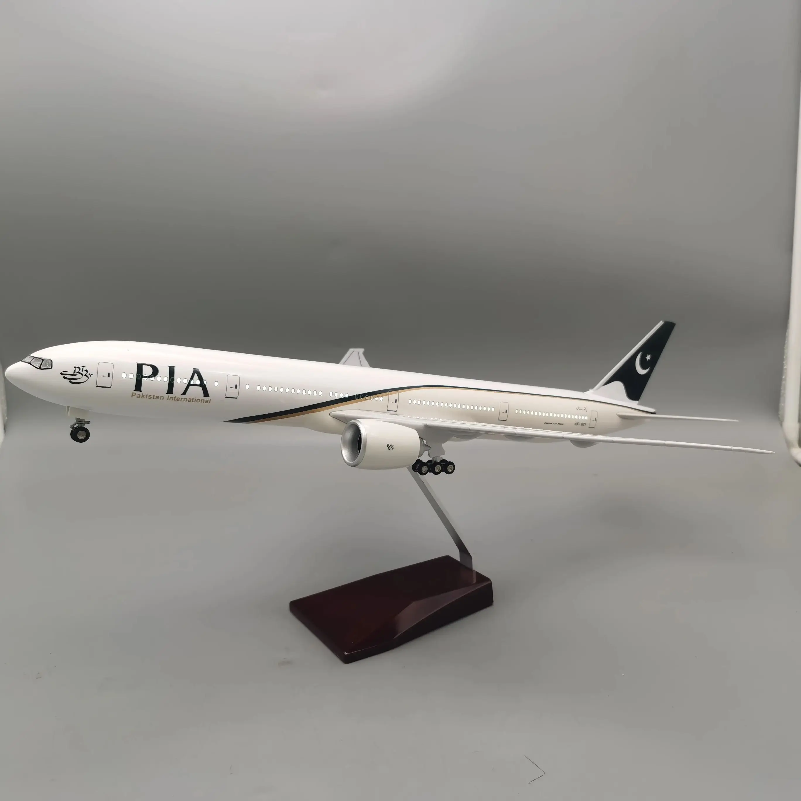 47CM Model Airplane B777 Diecast Model for  Pakistan International Airlines PIA Aircraft with Lights and Wheels Collectible Deco