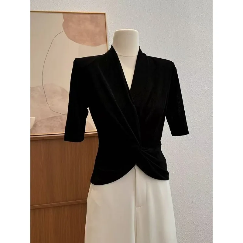 เสื้อยืดแขนสั้นดีไซน์หรูหราทันสมัยสำหรับผู้หญิง ปี 2025 คอวี ดีไซน์เกลียว โดดเด่น สง่างาม สีขาว