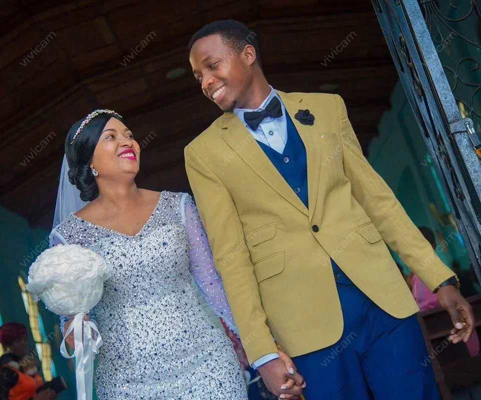 Maßgeschneiderte V-Ausschnitt schwere Kristalle Perlen Meerjungfrau schwarze Mädchen Brautkleider Sweep Zug lange Ärmel Garten Brautkleid